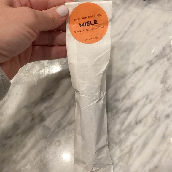 19/99 highlight cream stick in Miele. Creamy golden highlighter. shimmering glow - Picture 11 of 11